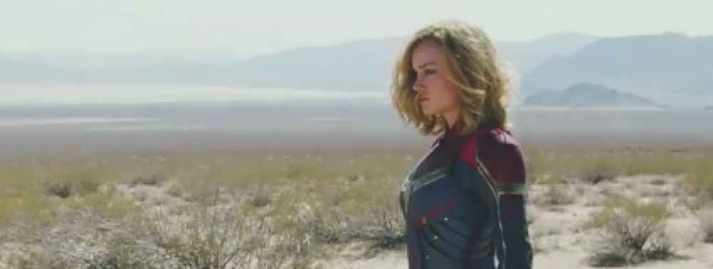 Brie Larson se montre dans son costume de Captain Marvel dans un mini-entretien télé