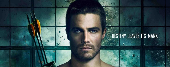 Arrow prend la pose torse nu pour un poster