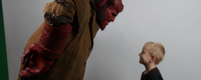 Ron Pearlman renfile le costume d'Hellboy