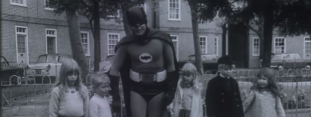 Adam West vous apprend à traverser la route en Batman