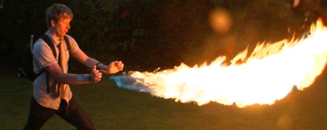 Après les griffes de Wolverine, il crée les bottes de Magneto et le lance-flammes de Pyro