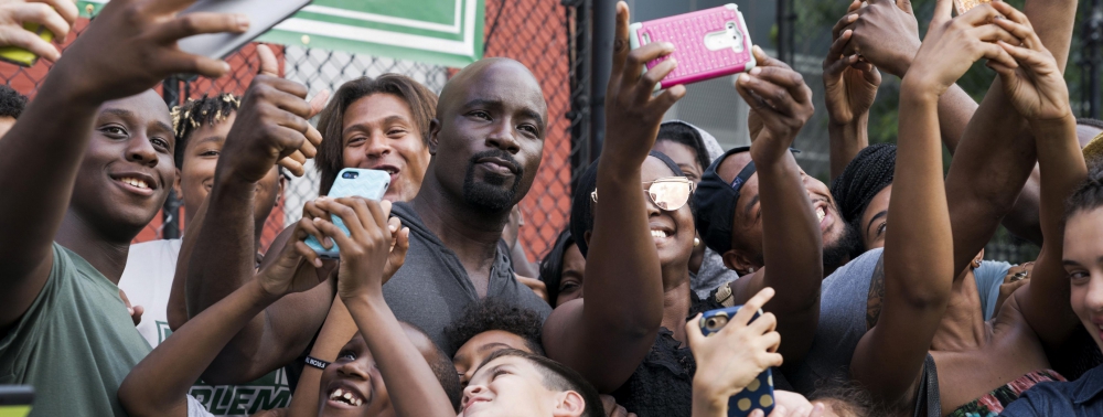 Luke Cage kiffe la célébrité dans de nouvelles photos de la saison 2