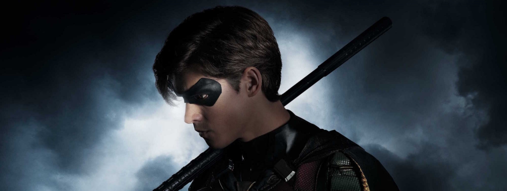 Brenton Thwaites se montre en costume de Robin pour la série TV Titans