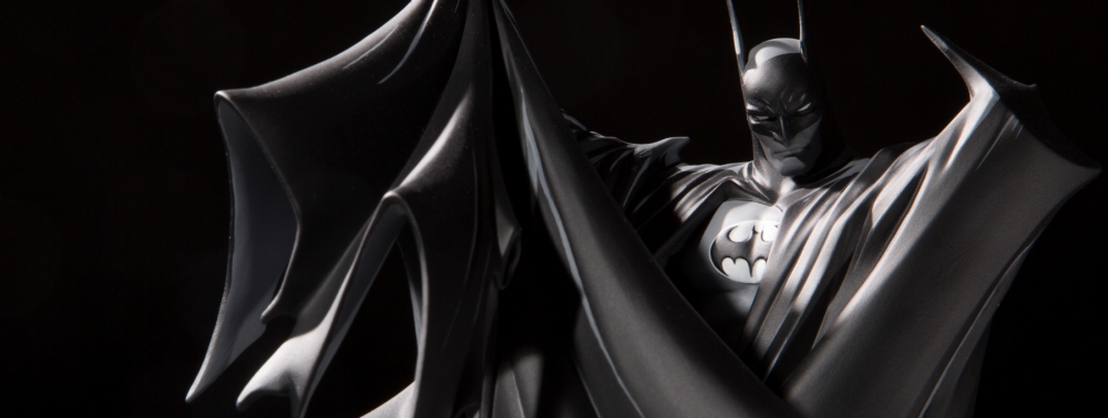 Todd McFarlane signe la 100e statuette de la collection Batman Black & White de DC Collectibles