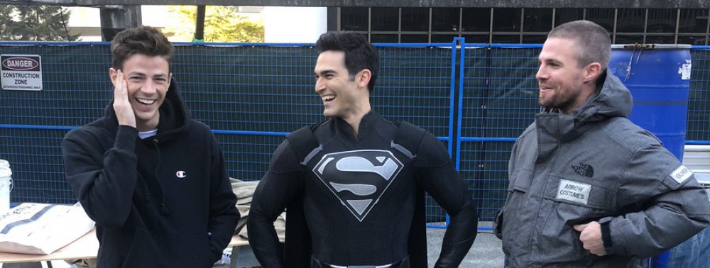 Tyler Hoechlin (Superman) se montre en costume noir sur le tournage du crossover CW ''Elseworlds''