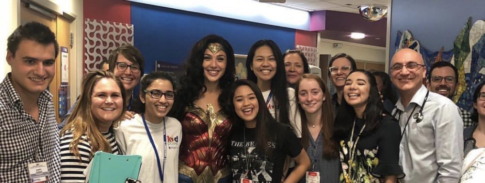 Gal Gadot rend visite à l 'Hôpital pour enfants d'Inova en costume de Wonder Woman