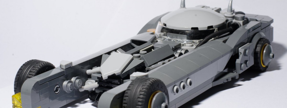 Une reproduction de la Batmobile de Batman : White Knight en Lego