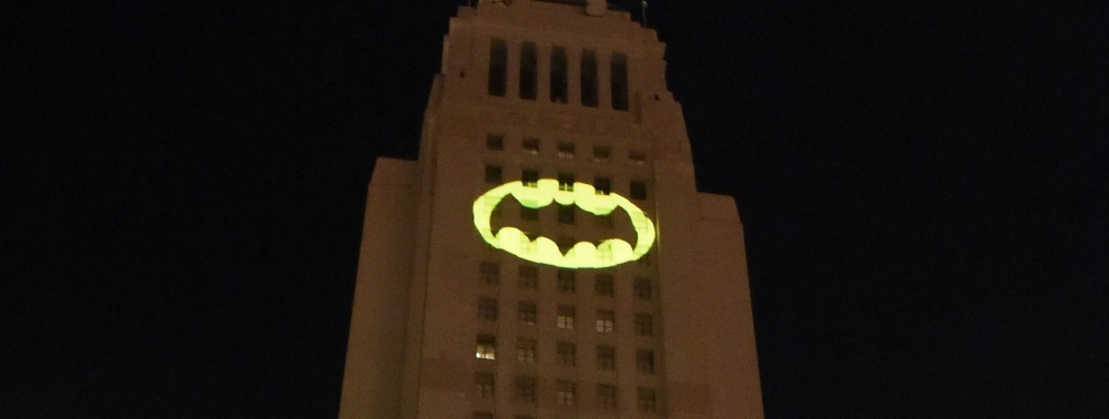 Los Angeles rend hommage à Adam West en projettant un Bat-signal