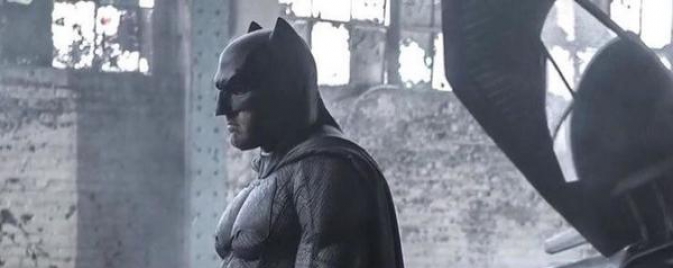 Batman v Superman : Batfleck et sa Batmobile dans une image inédite 