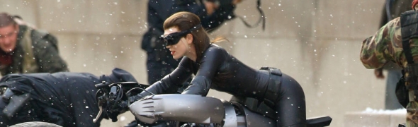 Anne Hathaway réagit aux remarques du costume de Catwoman