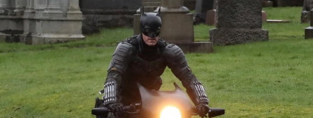 The Batman : de nouvelles photos du tournage montrent le costume en entier ainsi qu'une Bat-moto