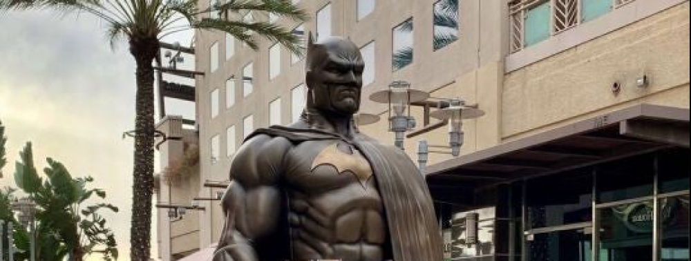 DC dévoile une énorme statue de Batman (Hush) à Burbank