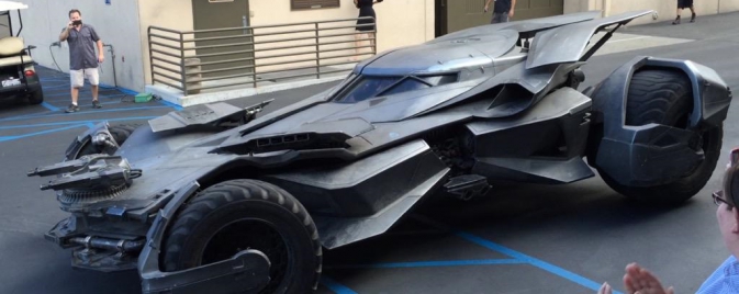 La Batmobile de Batman v Superman fait son entrée dans les studios de Warner Bros
