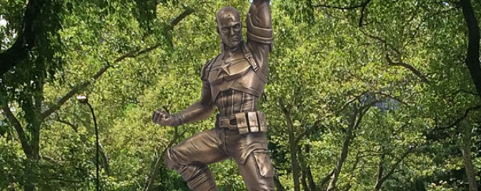 Un premier aperçu de la statue de Captain America à Brooklyn