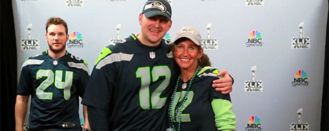 Chris Evans et Chris Pratt photobombent les fans du Superbowl