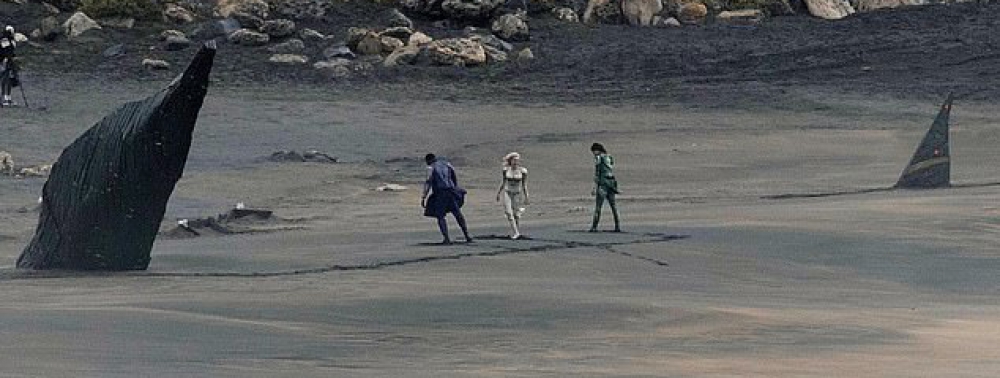 The Eternals : le tournage se montre (de très loin) avec costumes sur les plages des Canaries