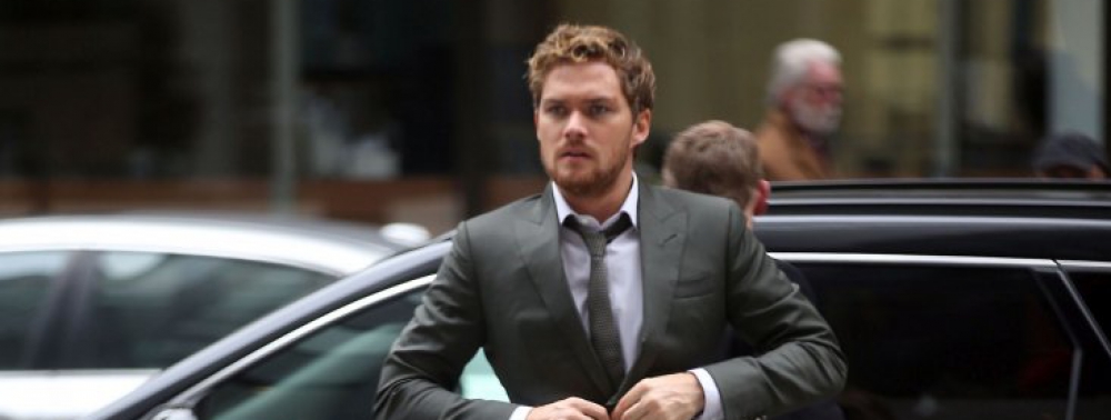 Finn Jones débarque sur le tournage de The Defenders