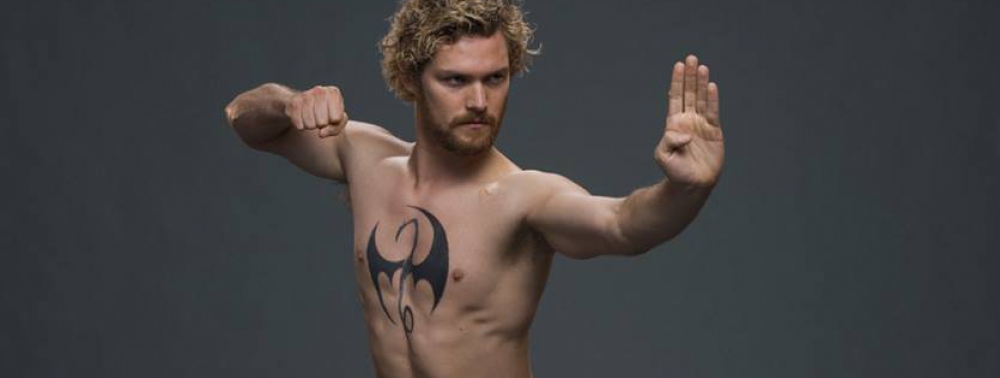 Finn Jones pose à la Iron Fist dans de nouvelles images promotionnelles