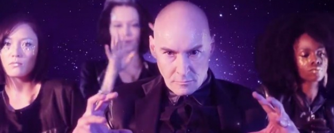 Grant Morrison danse pour le tube de l'été