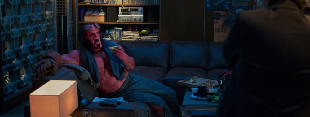 Hellboy mange une pizza sur un canapé dans un nouvel extrait du reboot