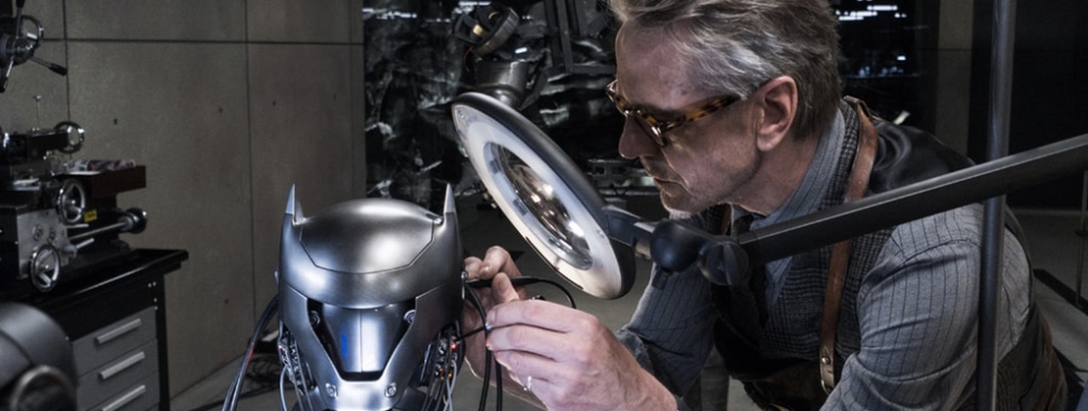 Jeremy Irons promet un Alfred sur le terrain pour Justice League et The Batman