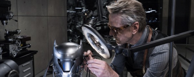 Jeremy Irons sera de retour en Alfred pour le premier film Justice League