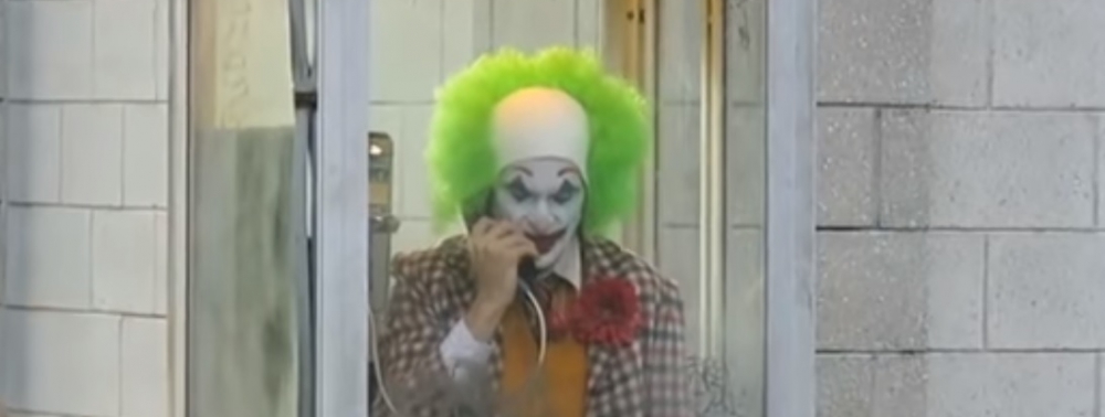 Joaquin Phoenix reçoit un mauvais coup de fil dans une nouvelle vidéo de tournage de Joker