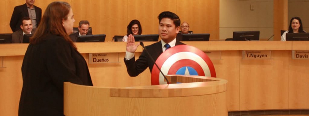 Un Conseiller Municipal américain prête serment sur le bouclier de Captain America