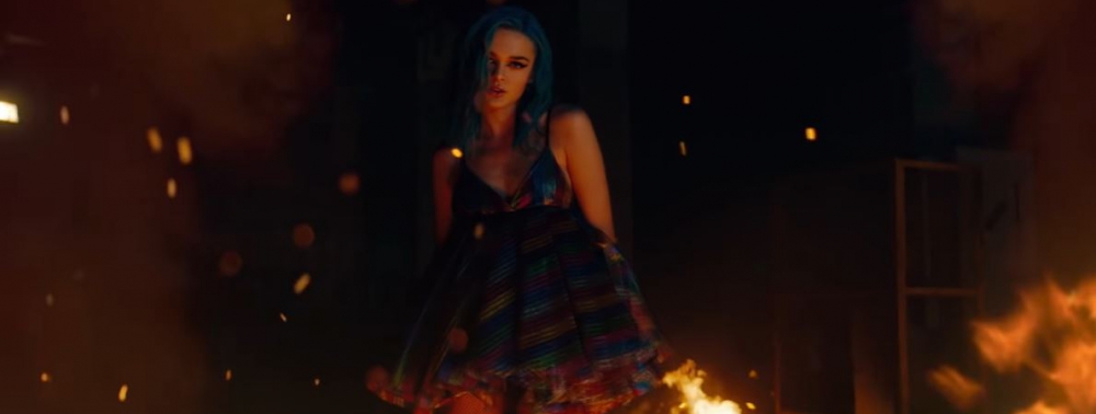 Birds of Prey : un clip enflammé pour ''Joke's On You'' de Charlotte Lawrence