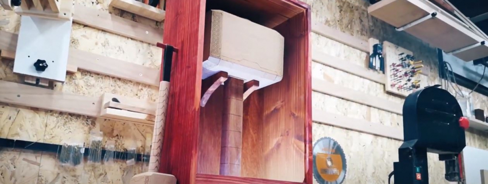 Passionné, il construit son propre Mjölnir en bois