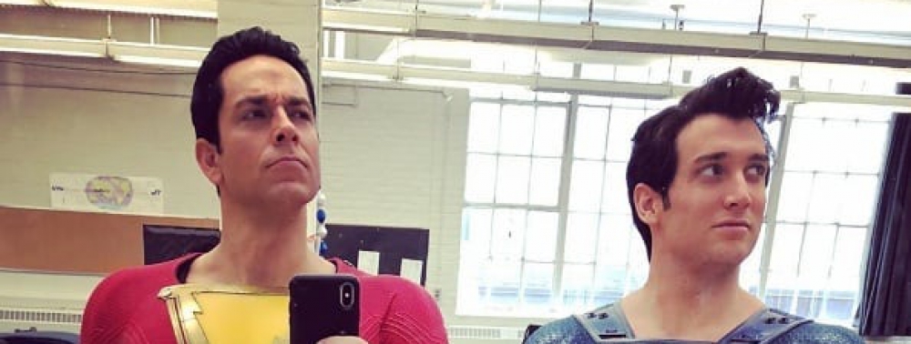 Le faux Superman de Shazam pose avec Zachary Levi sur le tournage du film