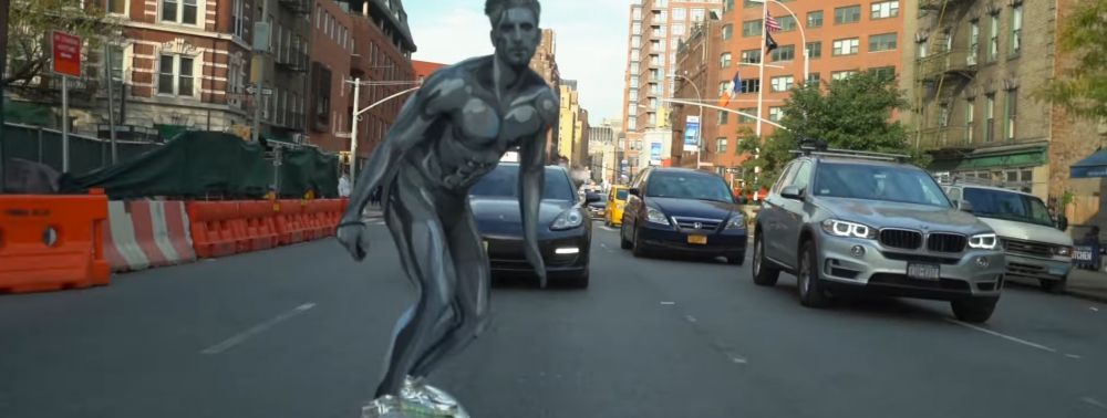 Un fan endosse le rôle de Silver Surfer dans les rues de New York