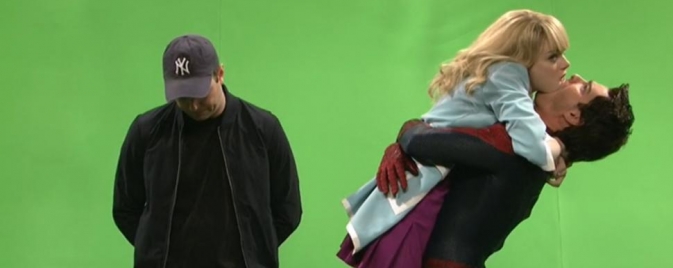Andrew Garfield et Emma Stone reproduisent le Spider-Man Kiss pour SNL