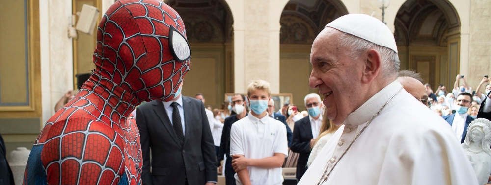 Spider-Man rencontre le Pape François en Italie 