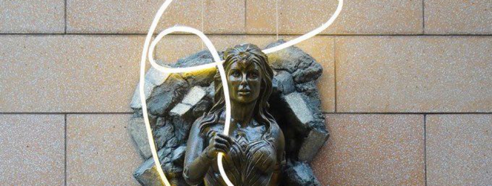 Des statues de bronze Batman et Wonder Woman érigées au Leicester Square de Londres