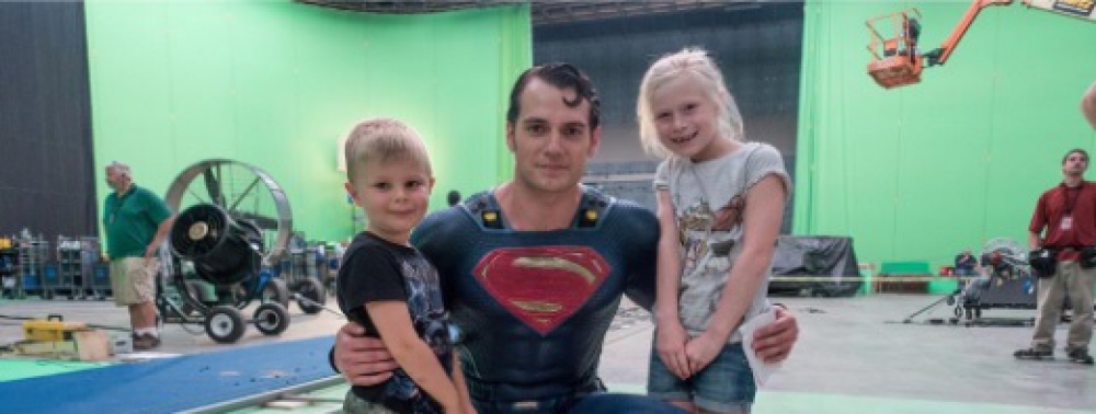 Henry Cavill s'empare du look classique de Superman pour Justice League